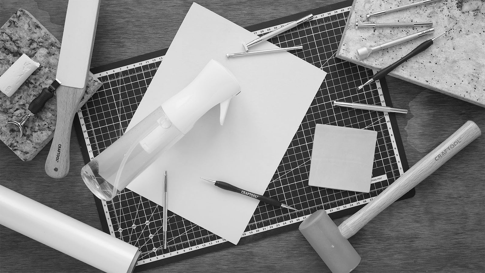 Patrones Gratuitos de Artesanía en Cuero: Botas y Cinturón para tu Pequeño Monstruo de las Bolsas