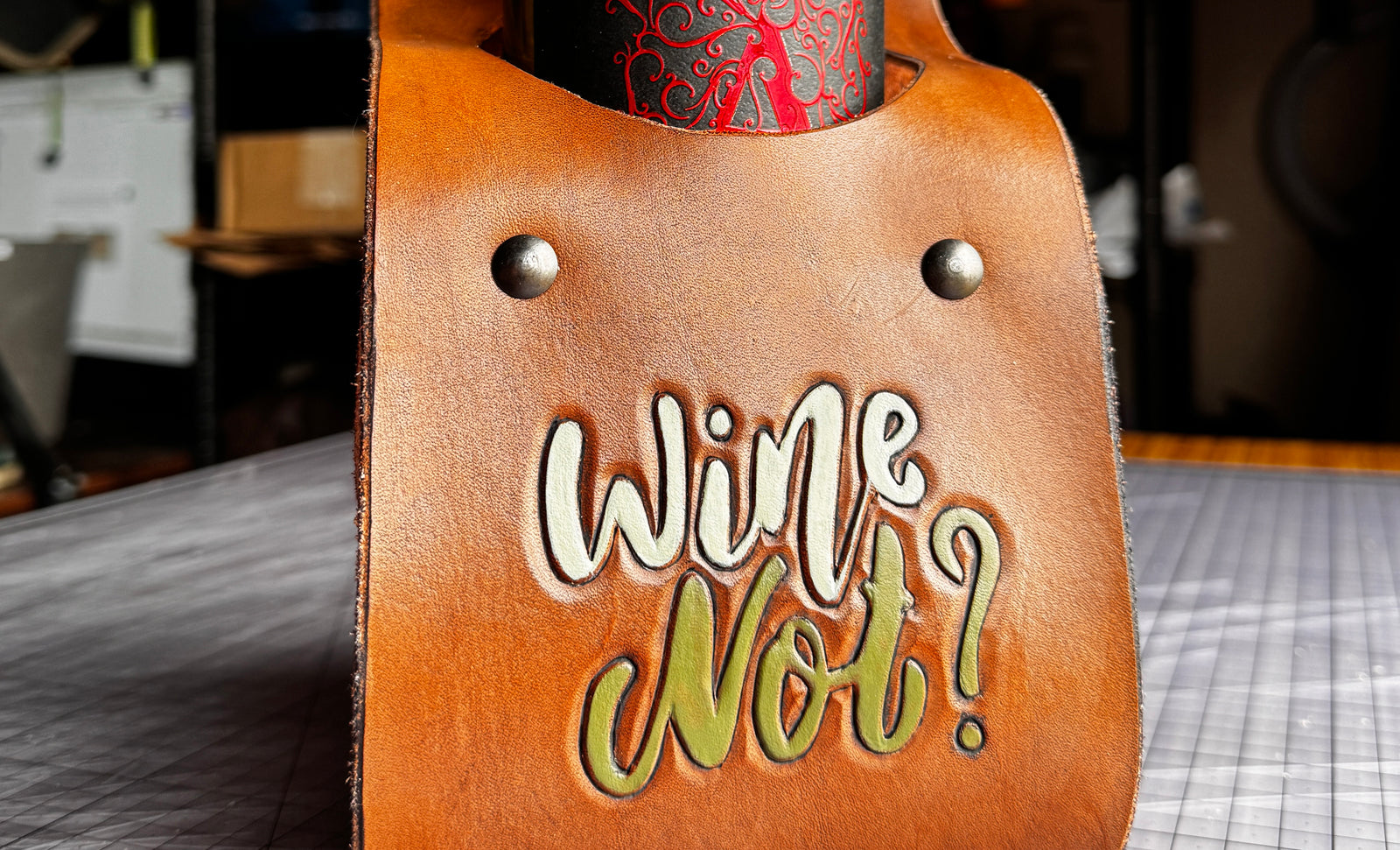 Kit de transport de vin en cuir : fabriquez votre propre sac à vin pour deux bouteilles !